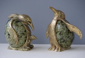 penguins with serpentin egg
Trefwoorden: figurines figuren figuur beeldje figurine